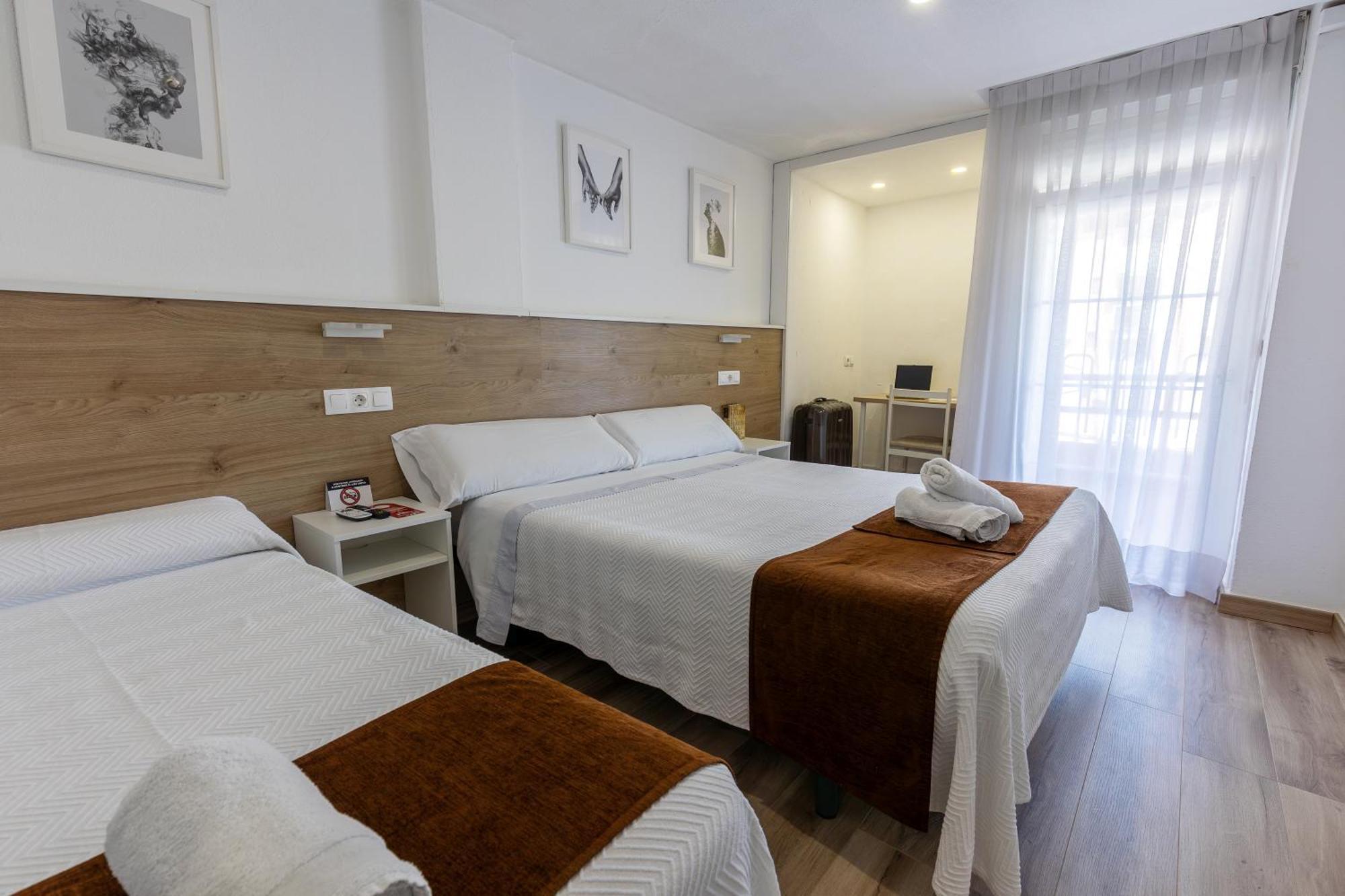 Hostal Gran Via ピント エクステリア 写真